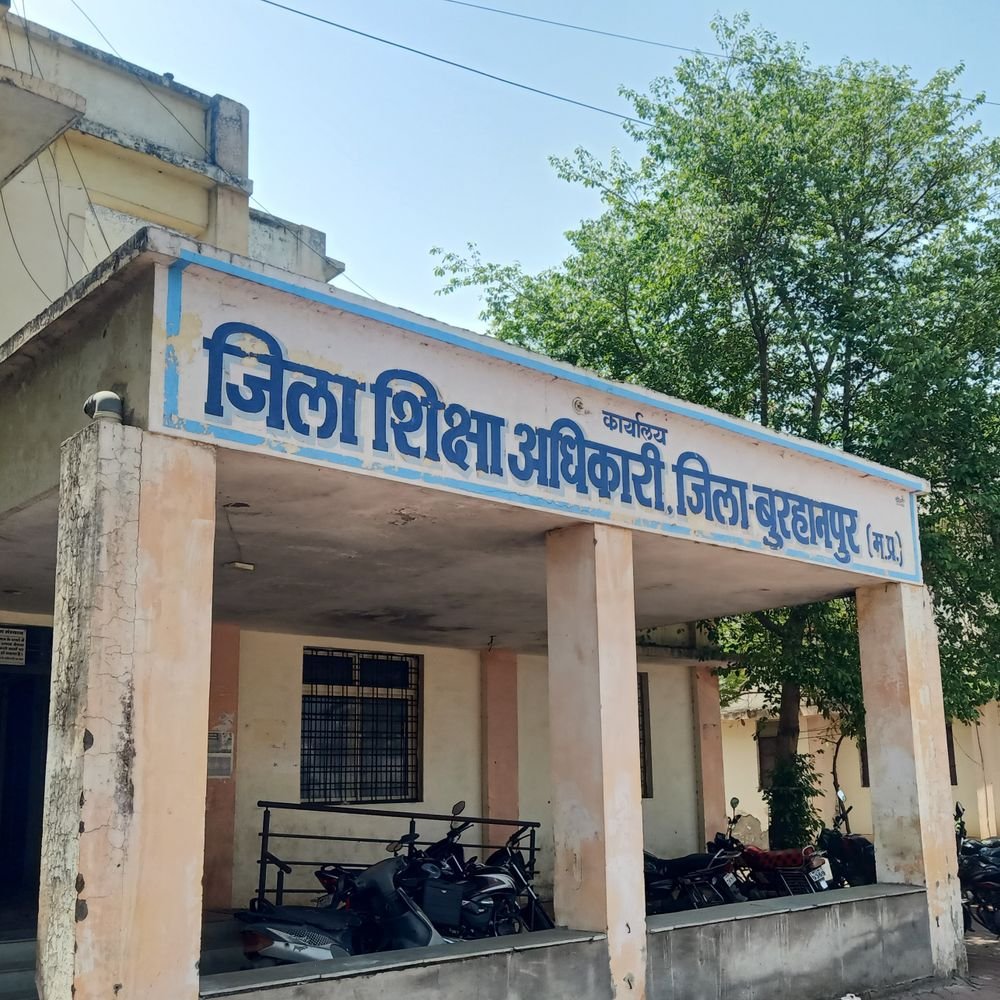 10th-board-english-paper-leaked-in-mp:burhanpur-teacher-leaks-question-paper,-shares-photo-on-whatsapp;-suspension-ordered