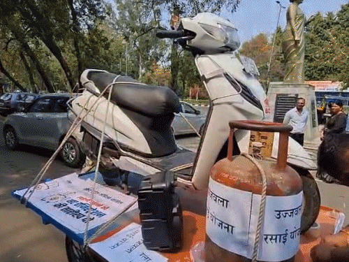 mahila-congress-workers-clash-with-police:climb-barricades-during-protest;-attempt-to-gherao-dy-cm-devda’s-residence
