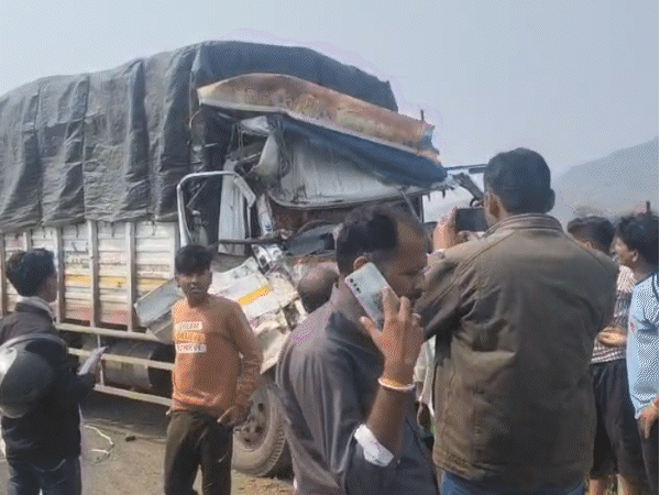jcb-breaks-cabin-to-recover-body:speeding-truck-crashes-into-a-parked-truck-in-raisen;-driver-dies
