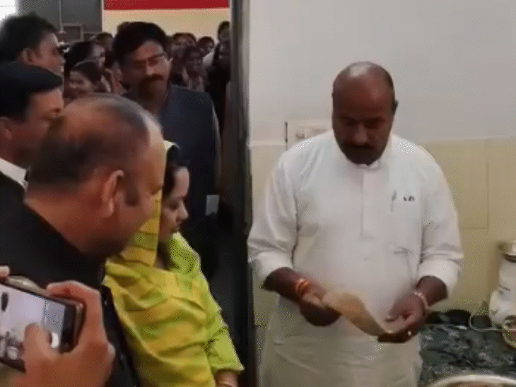 girls’-hostel-served-half-cooked-rotis,-claims-union-minister:virendra-khatik-asks-cook-to-prepare-meals-properly-for-them,-like-for-own-daughters