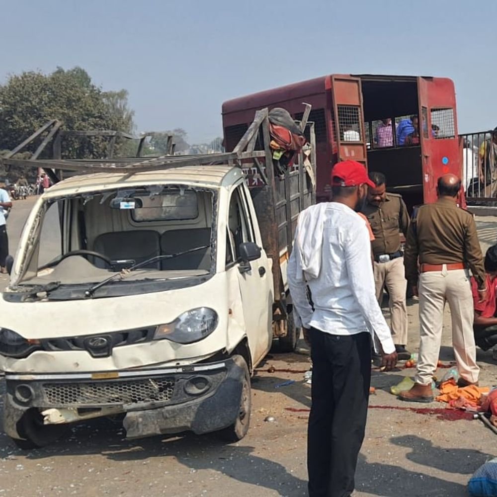 pickup-overturns-after-hitting-divider-in-narsinghpur:3-dead,-7-injured;-10-people-were-enroute-for-labour-work