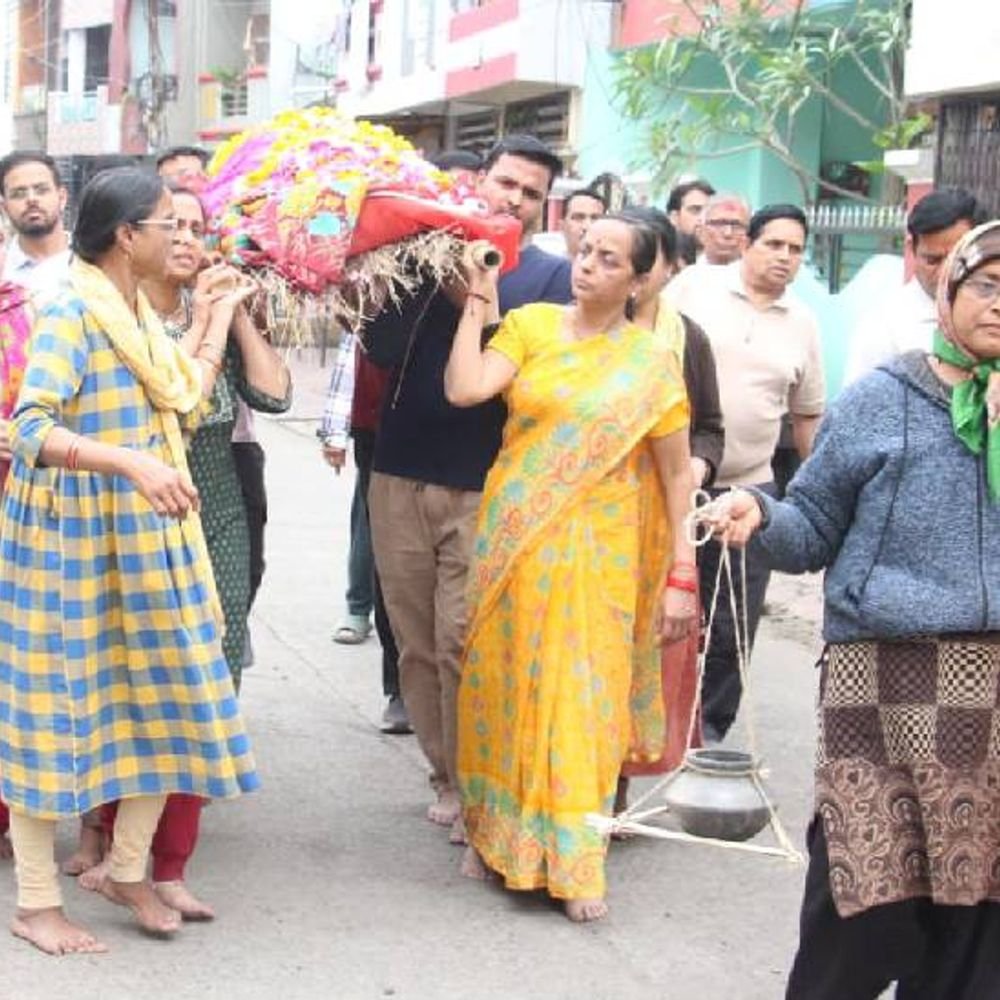 5-daughters-carry-mother’s-body-on-their-shoulders-in-indore:donate-body-for-medical-research,-receive-‘guard-of-honour’-from-authorities