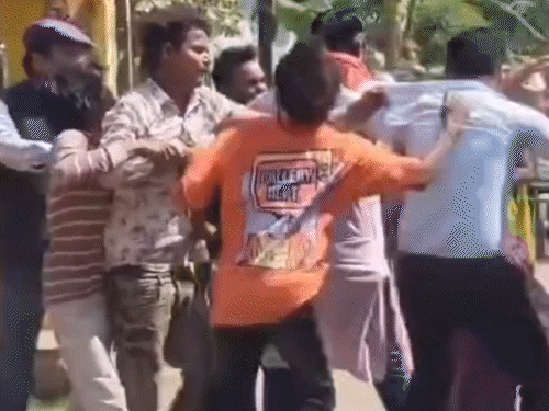 shivpuri-locals-thrash-municipal-officials-during-eviction-drive:enraged-residents-create-chaos-as-they-slap,-kick-them-on-street