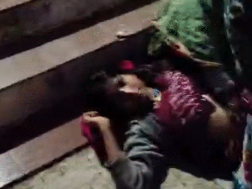 woman-delivers-baby-at-khargone-health-centre-gate:family-alleges-unavailability-of-staff;-cmho-claims-family-reached-late