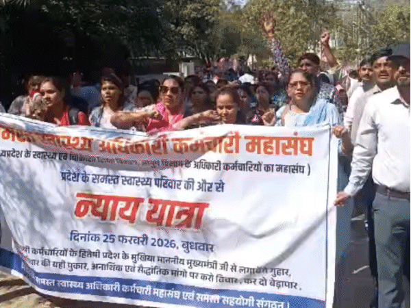 woman-worker-collapses-with-child-amid-protest-at-jp-hospital:outsourced-health-workers-create-chaos-at-bhopal,-scuffle-with-police