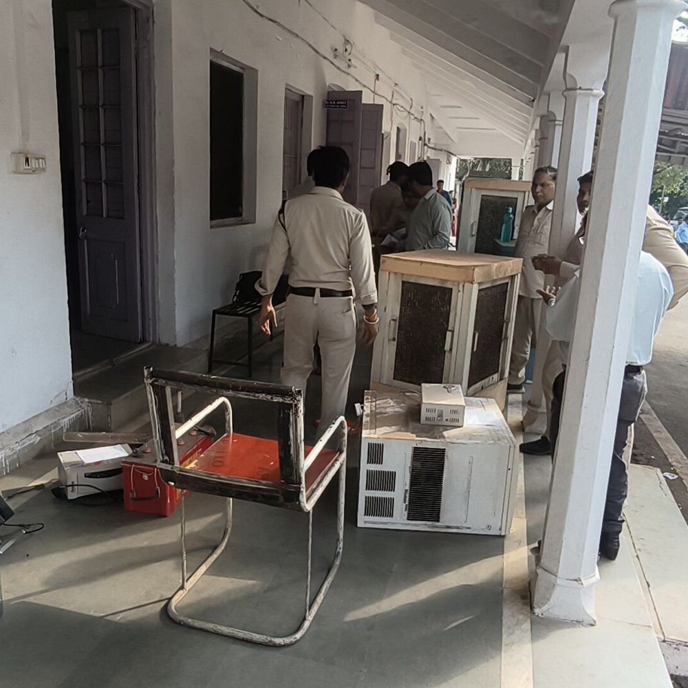 attachment-proceedings-at-pwd-office-in-guna:court-seizes-computers,-chairs-and-fans-over-₹38-lakh-unpaid-arrears
