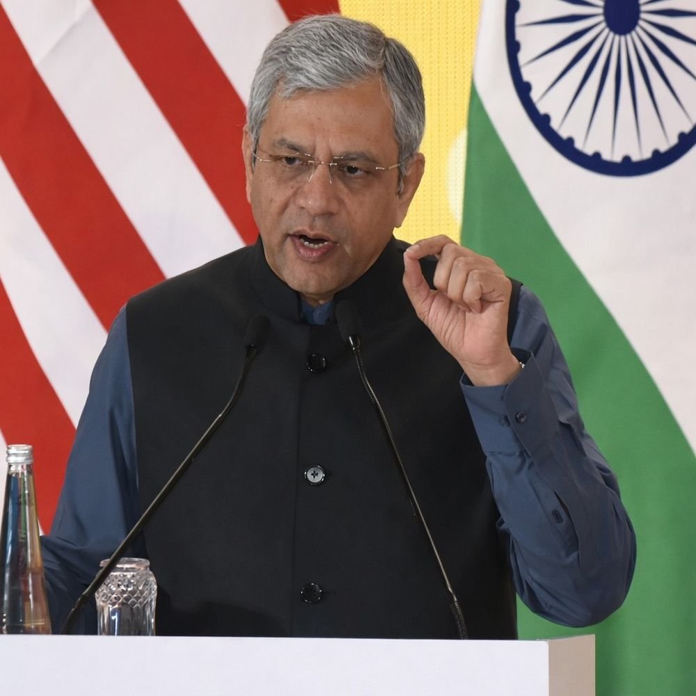 it-minister-bats-for-fair-revenue-model-for-digital-creators:vaishnaw-requests-youtube,-instagram,-others-to-reconsider-revenue-sharing-policy-of-influencers