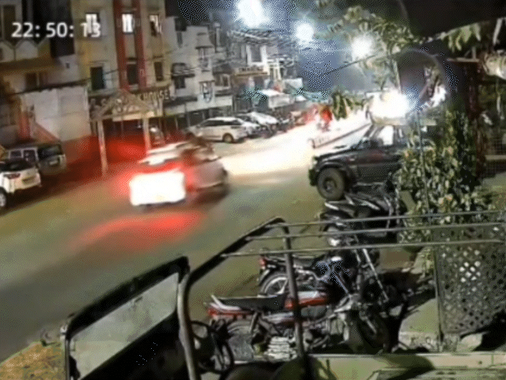 car-collides-with-divider-and-flips-in-air:no-reflectors-on-divider;-passengers-rescued-by-locals-in-bhopal