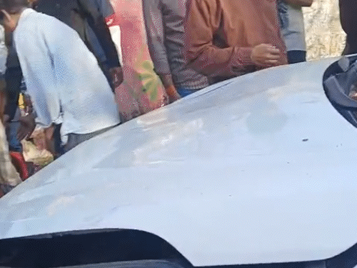 army-major’s-car-hits-5-vehicles,-4-injured:woman-and-angry-crowd-thrash-him-with-slippers;-indore–mahu-route-jammed-for-15-minutes