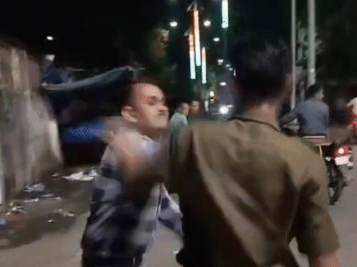 constable-assaulted,-slapped-by-youth-at-umaria-chowk:viral-video-prompts-police-to-register-case