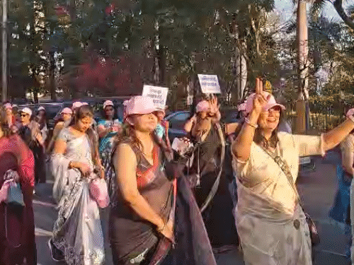 saree-walkathon-held-in-indore:mayor-joins,-message-on-plastic-free-city,-cleanliness-and-environment-protection