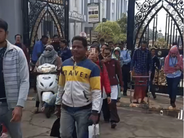 bomb-threat-to-bhopal-university-turns-out-false:e-mail-warned-of-cyanide-poison-blast-at-people’s-university;-nothing-found-in-search