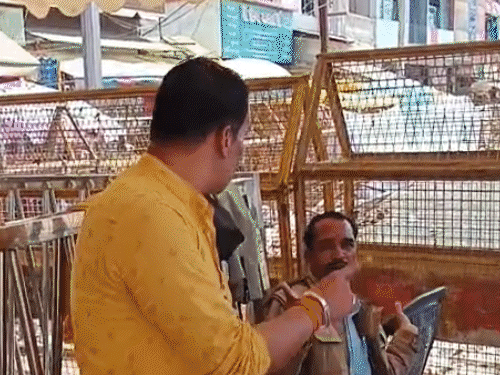 lady-guard-and-devotee-clash-at-mahakal-temple:abuse-and-scuffle-over-gate-no.-1-entry;-action-taken-against-both