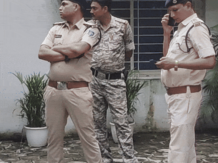 fir-against-12-toppers-of-mp-excise-constable-exam:solved-100-questions-in-30-minutes-in-ratlam,-then-sat-idle;-cctv-exposes-case