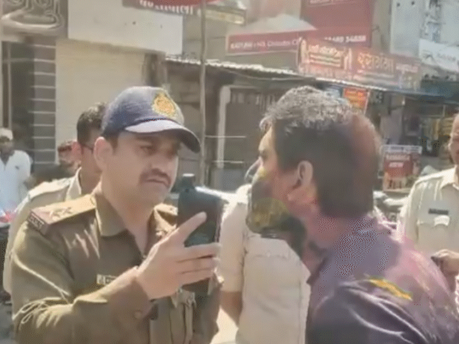 rss-bjp-official-throws-key-at-si:says,-will-show-your-place,-angry-over-checking,-claims-salary-from-our-govt,-wants-car-home