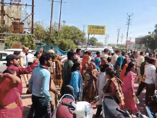 bhopal-hospital-vandalised-after-patient-dies:family-members-create-ruckus;-attack-police-with-sticks-and-batons