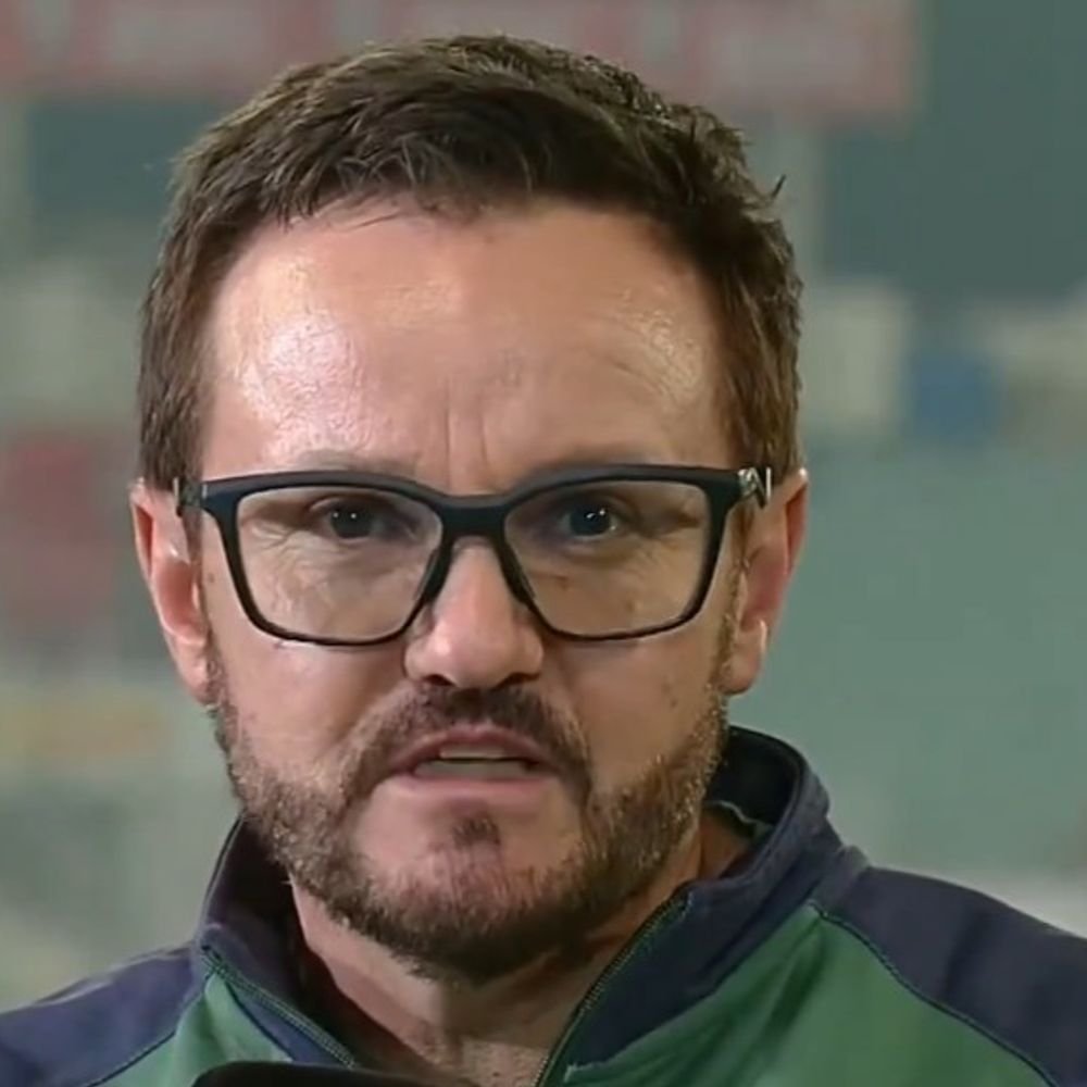 mike-hesson-faces-criticism-after-pakistan’s-t20-wc-exit:players-reportedly-lodge-complaint-against-head-coach;-pcb-to-issue-warning