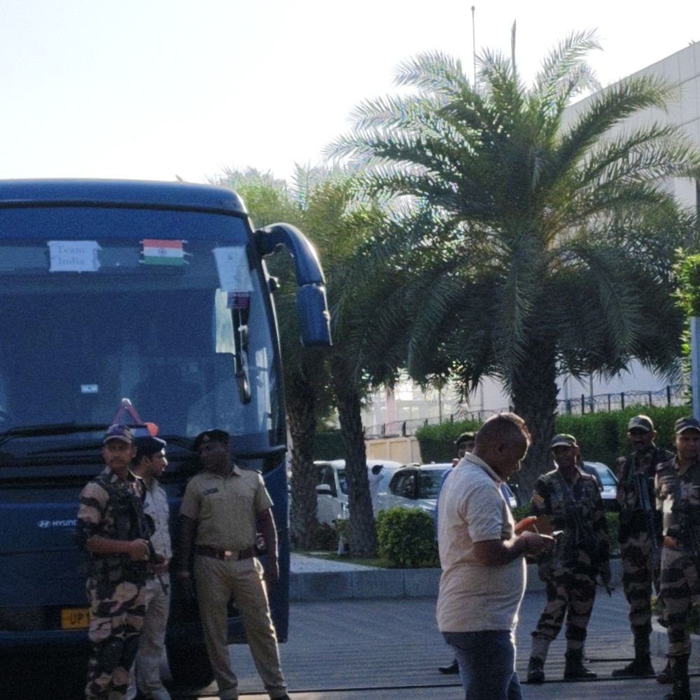 team-india-arrive-in-ahmedabad,-to-stay-at-taj-hotel:hardik-pandya-spotted-with-girlfriend-mahika,-final-against-new-zealand-on-8-march