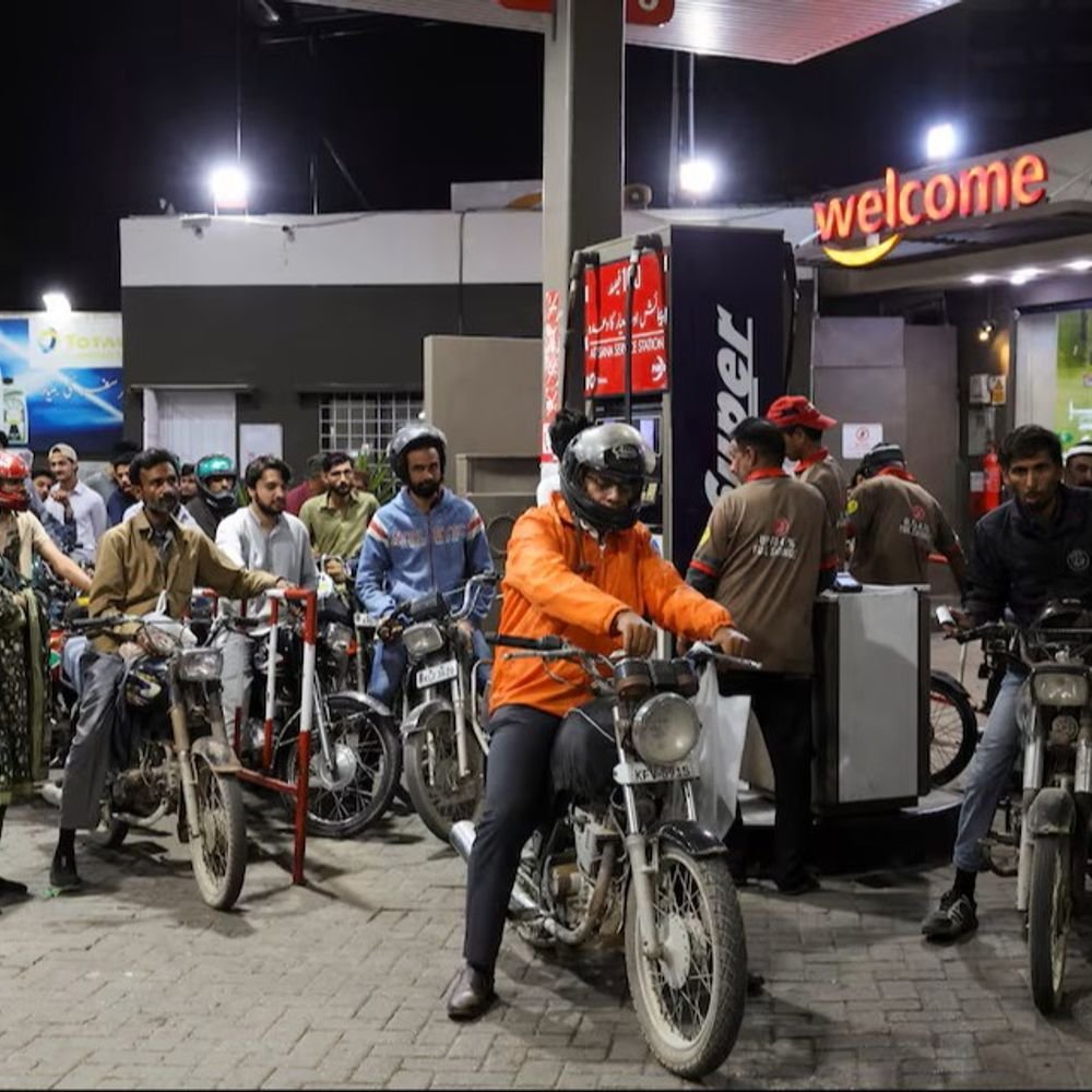 petrol-prices-rise-to-rs-336/litre-in-pakistan:diesel-soars-to-rs-321/litre;-huge-crowds-gather-at-petrol-pumps-fearing-shortage