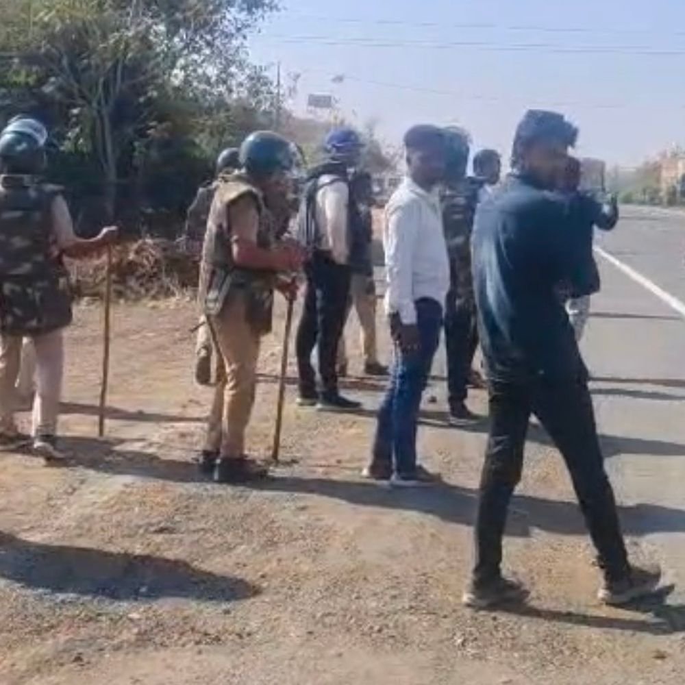 stone-pelting-on-anti-encroachment-team:tehsildar’s-car-windows-smashed;-12-including-ti-and-woman-constable-injured