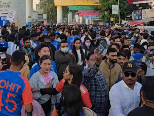 projectors-run-out-amid-t20-world-cup-final-frenzy:theatres-to-screen-ind-vs-nz-big-match;-public-transport-services-also-extended