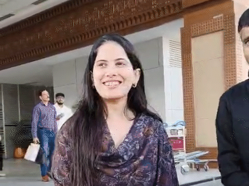 celebrity-rush-at-airport-ahead-of-t20-world-cup-final:ms-dhoni,-jaya-kishori-arrive-in-ahmedabad;-hardik-pandya,-sanju-samson-visit-hanuman-temple