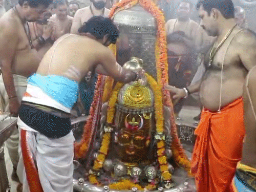 indore’s-historic-7-decade-old-ger-procession-begins-amid-tight-security:massive-crowd-gathers-as-rangpanchami-celebrations-ignite-across-mp