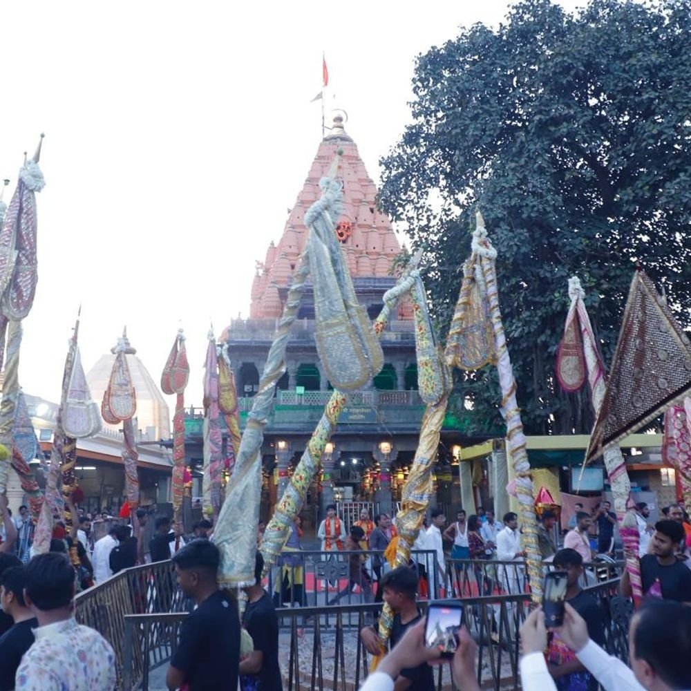 ujjain-marks-rangpanchami-with-mahakal-flag-procession:cm-mohan-yadav-offers-prayers;-performs-sword-fighting-ritual