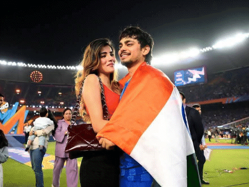 celebrations-and-fireworks-in-bihar-after-t20-world-cup-victory:girlfriend-congratulates-ishan-with-a-hug,-cricketer-dedicates-victory-to-his-late-cousin-sister