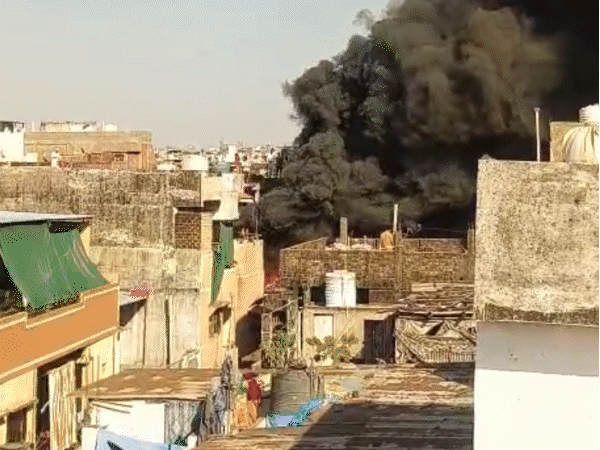 fire-breaks-out-in-bagh-umrao-dulha-area-of-bhopal:panic-in-residential-locality;-smoke-seen-from-10-km-away