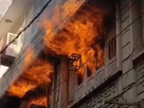 burst-pipe-in-fire-brigade-truck-delayed-firefighting:water-spilled-on-gwalior-streets,-fire-took-more-than-7-hours-to-control