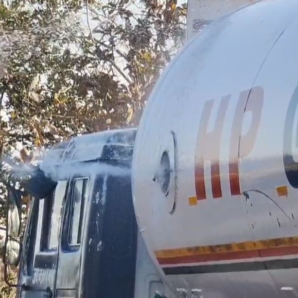 20-tons-of-lpg-gas-leaked-from-tanker-in-guna:valve-broken-due-to-truck-collision;-fire-brigade-averts-accident-by-spraying-water