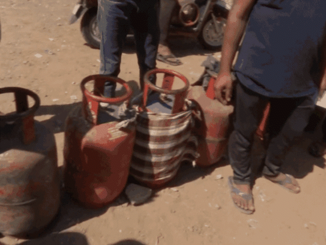 gas-cylinder-shortage-hits-50,000-weddings:furnace-use-banned-with-₹10,000-fine;-hotels-and-restaurants-face-shutdown-threat