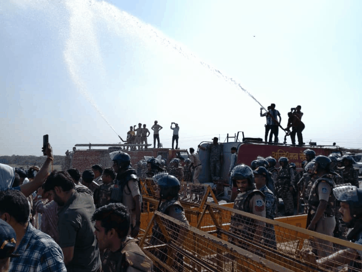 police-lathicharge-on-bhim-army’s-sankalp-yatra:water-cannons-and-tear-gas-used-in-datia;-100-activists-arrested