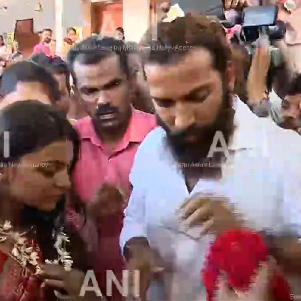 kumbh-viral-girl-marries-in-kerala:left-family-for-6-month-old-boyfriend;-director-sanoj-mishra-calls-it-love-jihad
