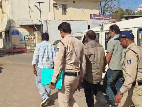 honeytrap-gang-targets-doctors,-engineers-in-jabalpur:victims-allege-accused-pose-as-journalists-and-file-firs-when-demands-are-not-met