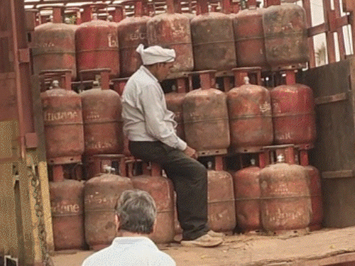 domestic-lpg-cylinder-prices-rise-to-₹1,800-in-black-market:commercial-cylinders-being-sold-for-₹4,000-per-19-kg