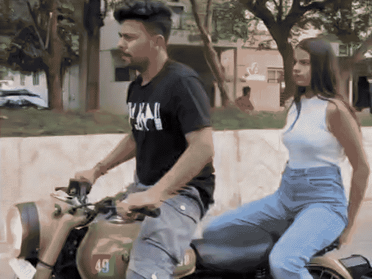 social-media-influencer-‘oye-indori’-breaks-traffic-rules:rides-bike-sitting-on-fuel-tank-without-helmet-in-indore-road-stunt