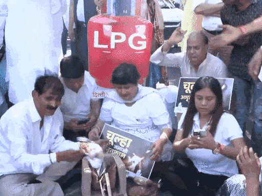 congress-protests-with-stoves-over-lpg-shortage:online-booking-halted-in-mp;-villages-to-receive-second-domestic-lpg-cylinder-after-45-days