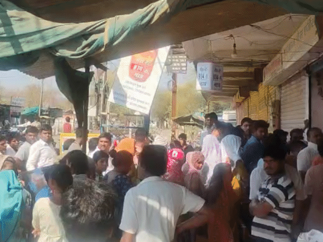 lpg-shortage-triggers-long-queues-in-mp:elderly-and-children-wait-for-cylinders;-booking-servers-fail-and-supply-delays-stretch-to-7–8-days