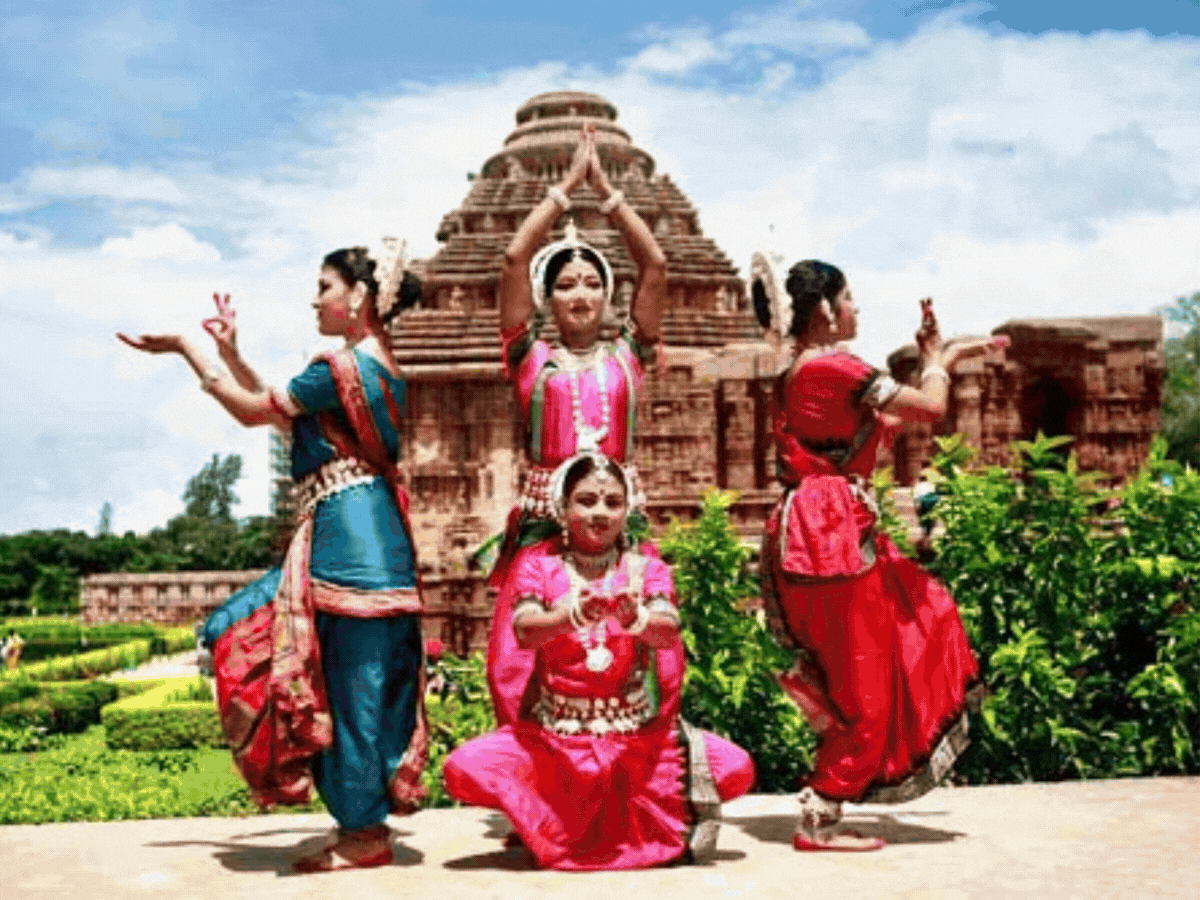 global-tourism-sector-losing-₹5,500-cr-daily-amid-iran-war:domestic-travel-rises,-kochi–puri-enquiries-up-200%