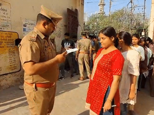 यूपी-पुलिस-की-दरोगा-परीक्षा-में-जूते-उतरवाए:कलावा-काटा,-बेल्ट-निकलवाए;-3-टेलीग्राम-चैनल-पर-fir,-75-जिलों-में-15-लाख-से-ज्यादा-अभ्यर्थी
