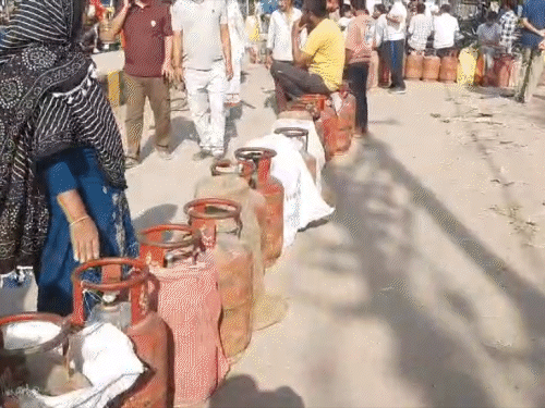 lpg-crisis-deepens:citizens-face-long-queues-at-gas-agencies;-govt-urges-residents-to-avoid-panic-buying