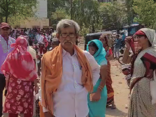 hotels-run-out-of-gas-amid-lpg-crisis-in-mp:food-being-cooked-on-induction-in-bhopal-indore;-people-stand-in-queues-for-8-hours-for-domestic-cylinders