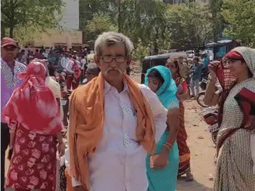 citizens-continue-to-line-up-at-gas-agencies:rates-of-domestic-gas-cylinders-rise-to-₹3,500-from-₹950-in-black-market