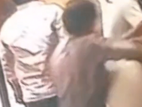 businessman,-wife-assaulted-in-gwalior:12–15-attackers-kick-woman;-had-c-section-delivery,-suffers-serious-abdominal-injuries