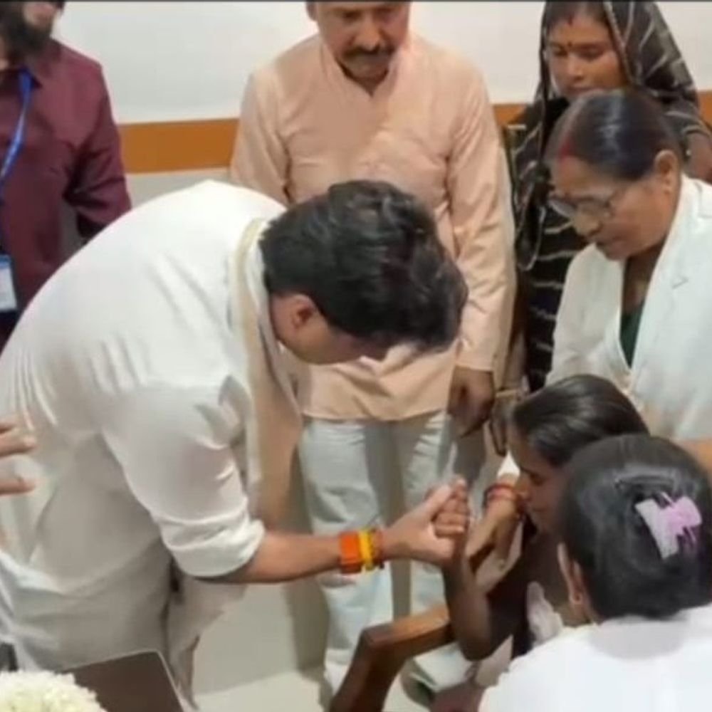 scindia-comforts-nervous-girl-during-hpv-vaccination:holds-her-hand-at-myana-hospital-in-guna,-says-‘nothing-will-happen’