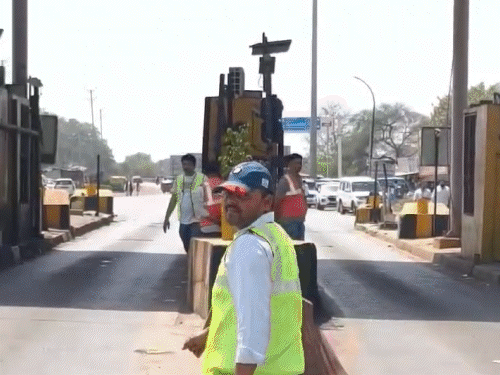 ‘no-road,-no-toll’-protest-at-baretha-toll-plaza:protesters-vandalise-booth-over-online-toll-collection