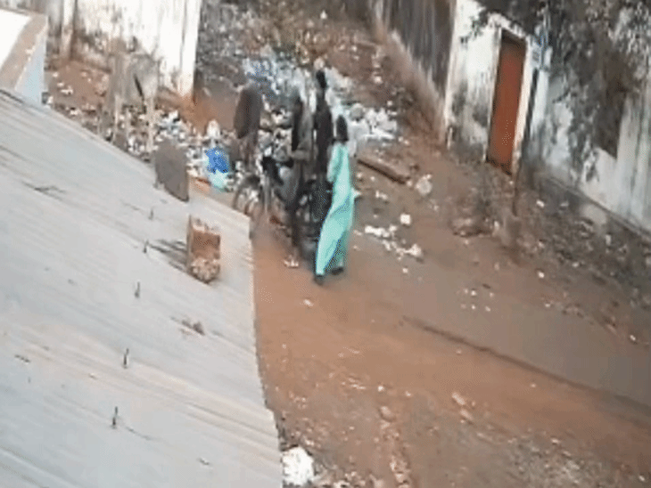 gold-chain-worth-₹3-lakh-snatched:knife-pulled-on-woman-in-guna’s-posh-officers-colony;-video-goes-viral