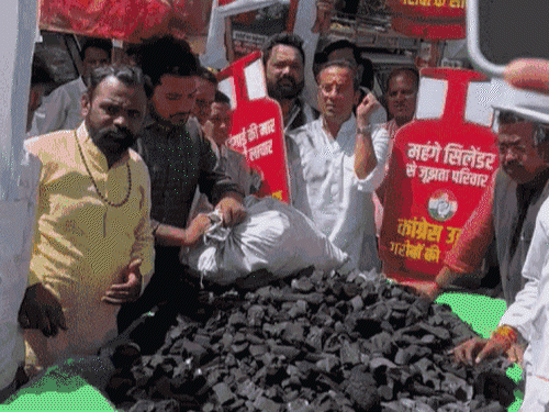 lpg-crisis-in-mp-deepens-as-demand-surges:bookings-rise-70%,-waiting-hits-four-days